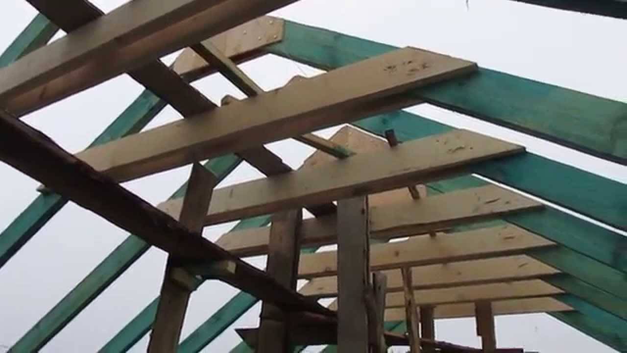 Каркас крыши делают преимущественно из дерева
