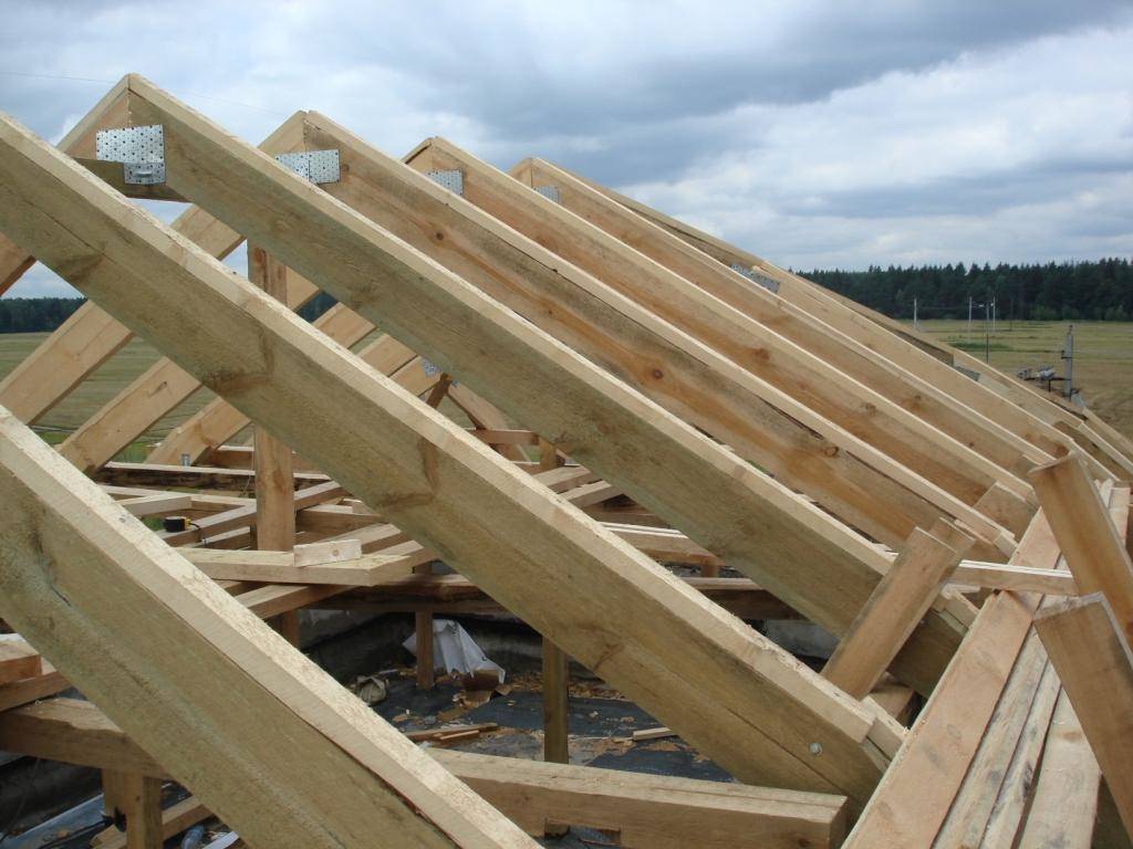 Каркас крыши чаще всего делают из дерева
