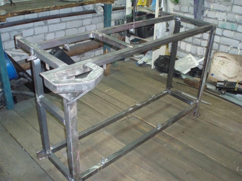 Раму для рабочего стола варят из металлических уголков